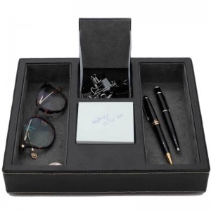 Černý kožený komorník