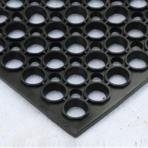 Protiskluzová gumová rohož s drenážním otvorem pro hřiště