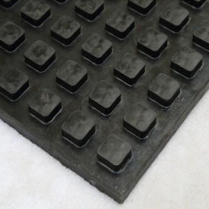 Gumová podlahová rohož proti únavě pro čerpací stanice