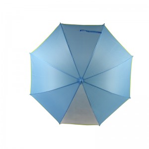 jeden panel vidět přes modrý reklamní deštník