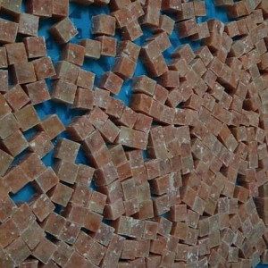 Zmrazené růžové kostky lososa