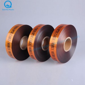 Saúdská Arábie NEBEZPEČÍ / POZOR Varovná páska podzemního telekomunikačního kabelu; Kabel z optických vláken pod výstražnou páskou