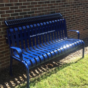 Nabíjecí lavice Uptown se solárními panely za sebou