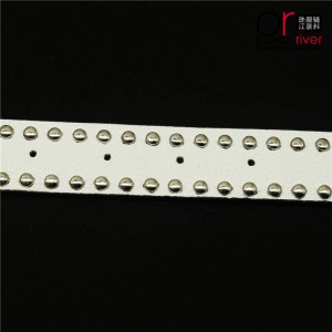 Nejnovější pásek z bílé kůže s kovovou přezkou