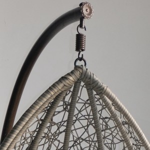 Dvojitá venkovní ratanová zavěšená židle na židli