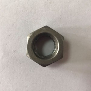 kovové pojistné matice