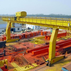 Jeřábový portálový jeřáb ve tvaru L s navijákem