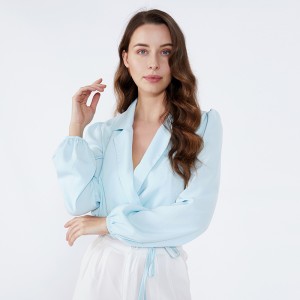 Světle modrý šátek límec elegantní módní kancelář nosí dámské halenky s dlouhým rukávem
