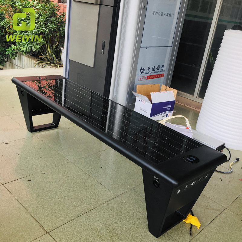 Inteligentní solární venkovní pouliční nábytek pro nabíjení mobilních telefonů