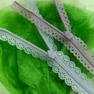 Neviditelný zip se vzorovanou krajkovou páskou 12