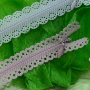 Neviditelný zip se vzorovanou krajkovou páskou 12