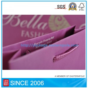 Fialový papírový sáček se svázanou rukojetí