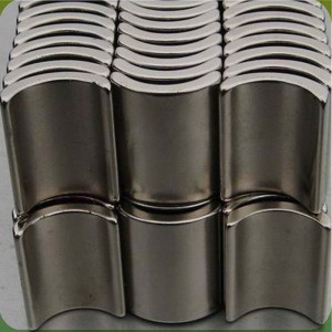 Obloukový magnet generátoru s permanentním magnetem o výkonu 100 kW