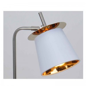 Stolní lampa s látkovým stínem a dekorační plachtou