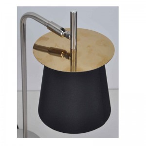 Stolní lampa s látkovým stínem a dekorační plachtou