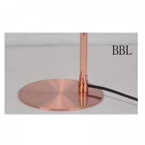 Stolní lampa s kovovým odstínem a funkcí nastavení