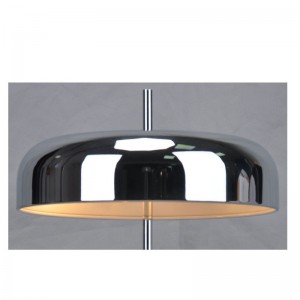 Stolní lampa s kovovým stínem a plochou základnou