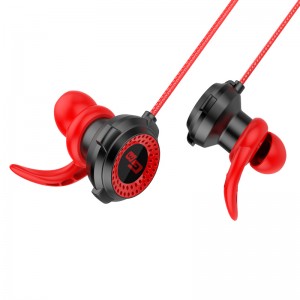 E-sport s odnímatelným mikrofonem, mobilním telefonem a počítačem používajícím herní sluchátka