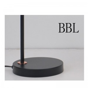 Stolní lampa s kovovým odstínem a úpravou funkce stínování