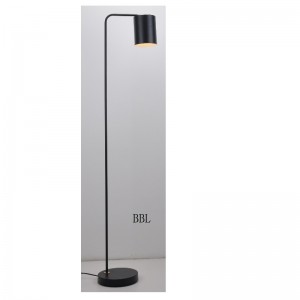 Stojací lampa s kovovým odstínem a seřízení funkce stínování