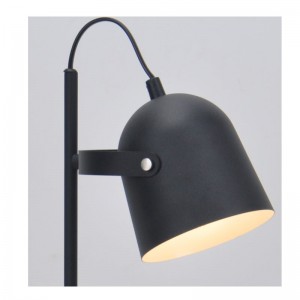 Stolní lampa s kovovým odstínem a úpravou funkce stínování, plochá základna
