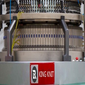 Jeden kruhový pletací stroj s otevřenou šířkou