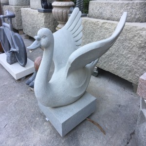 Žirafa labuť ryby kamenné rytiny a sochy přírodní čisté umělecké dílo