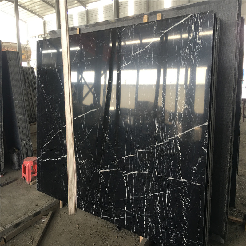 Mramor Nero Marquina v bílém pruhu