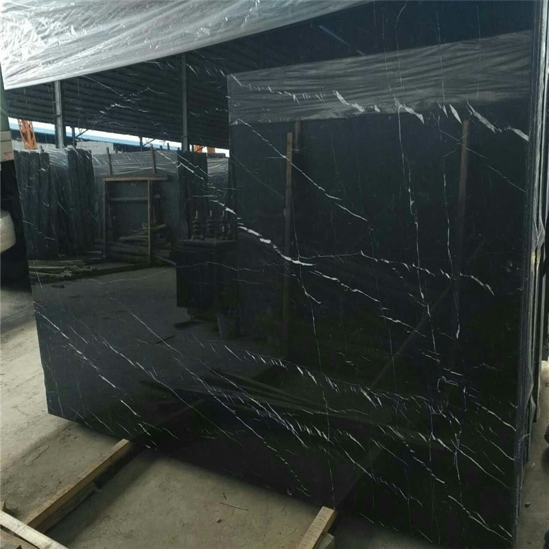 Mramor Nero Marquina v bílém pruhu