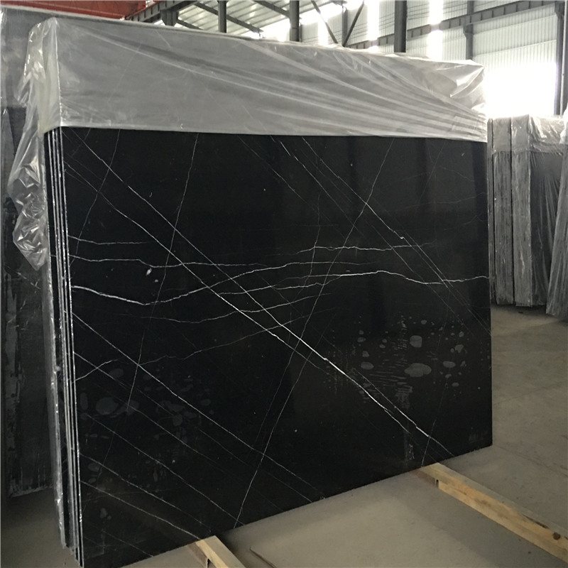 Mramor Nero Marquina v bílém pruhu