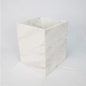 Sada elegantní a elegantní koupelny z bílého mramoru