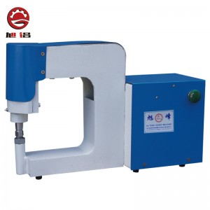 Stroj na výrobu kladiv