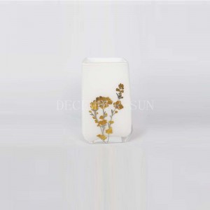 Čtvercová bílá se skleněnými koupelnovými doplňky s drceným zubním kartáčkem