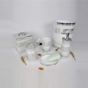 Elegantní bílá se stříbrnou linkou ze skleněné koupelnové sady