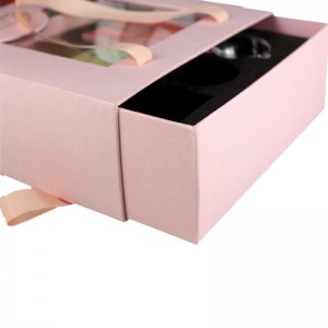 Elegance Tote Box zobrazuje kompletní sadu dárkových čajů s dárkovou krabicí