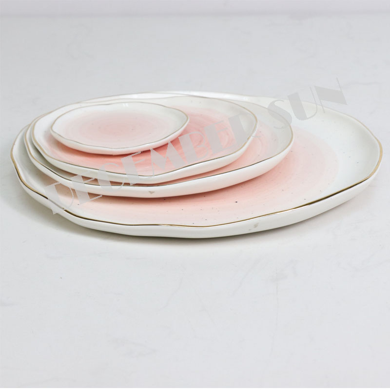 Hrnek s keramickým stolem na dezertní talířek se širokou nabídkou