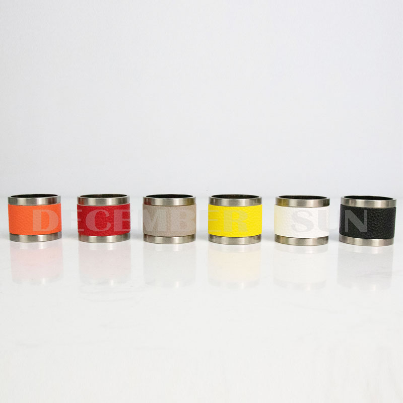 Krásný barevný kovový a kožený ubrousek