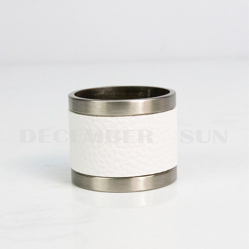 Krásný barevný kovový a kožený ubrousek