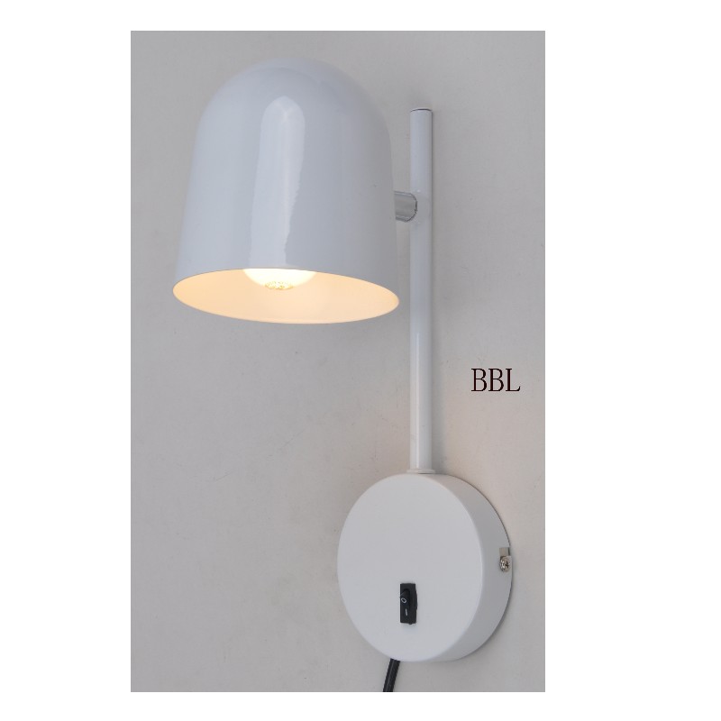 Nástěnná lampa s otočným kovovým stínidlem