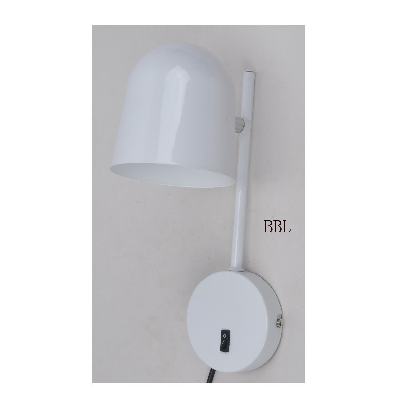 Nástěnná lampa s otočným kovovým stínidlem