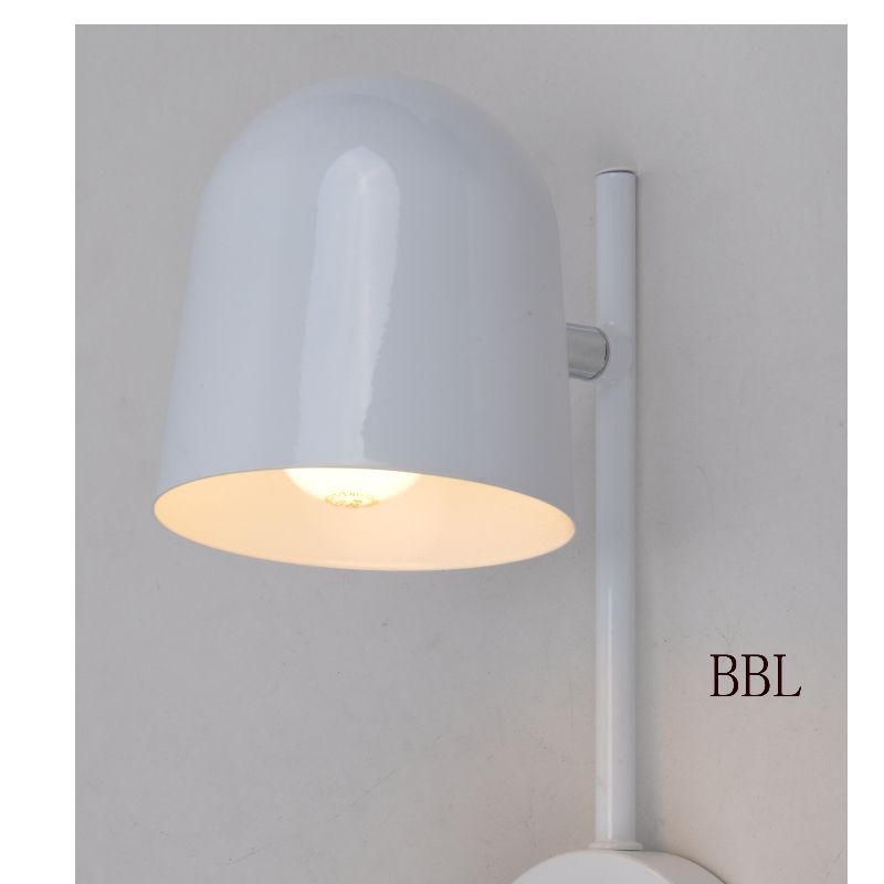 Nástěnná lampa s otočným kovovým stínidlem