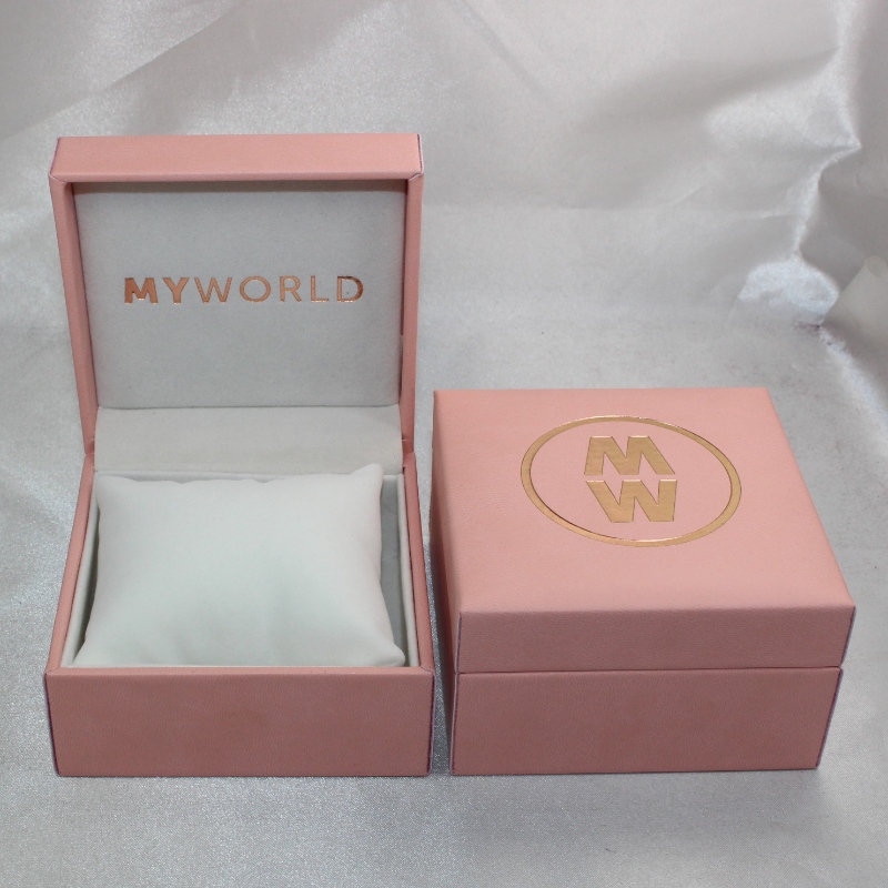 KUS V-05 čtvercová plastová koženková krabička na hodinky. mm. 100 x 100 * 60, hmotnost přibližně 194 g