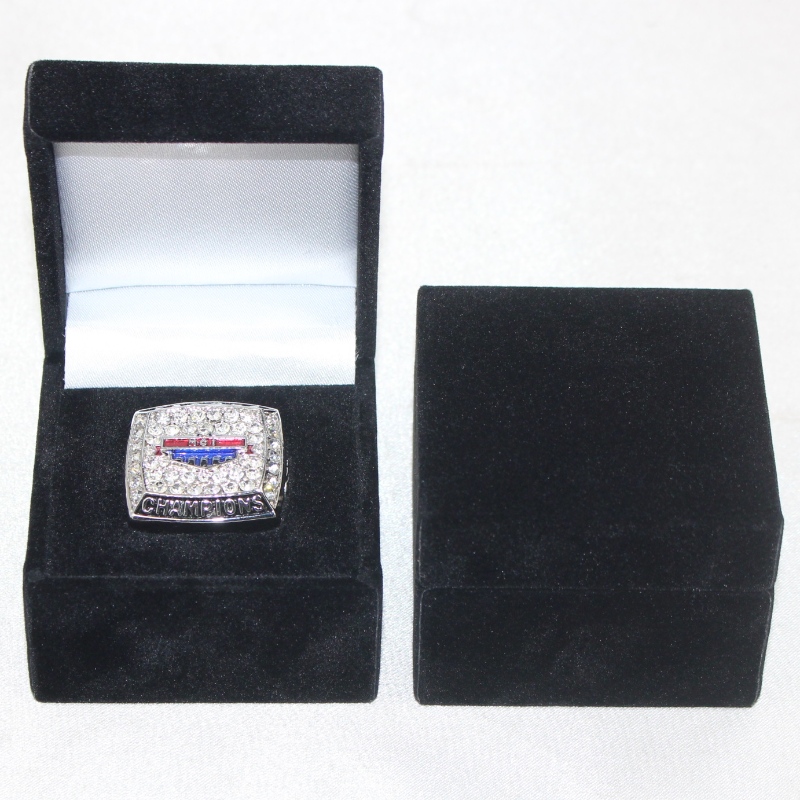 Výrobek V-08 čtvercová flanelová krabička na průměr 25-38 mm mince, odznak, velký prsten atd. Mm. 60 * 60 * 48, hmotnost přibližně 63 g