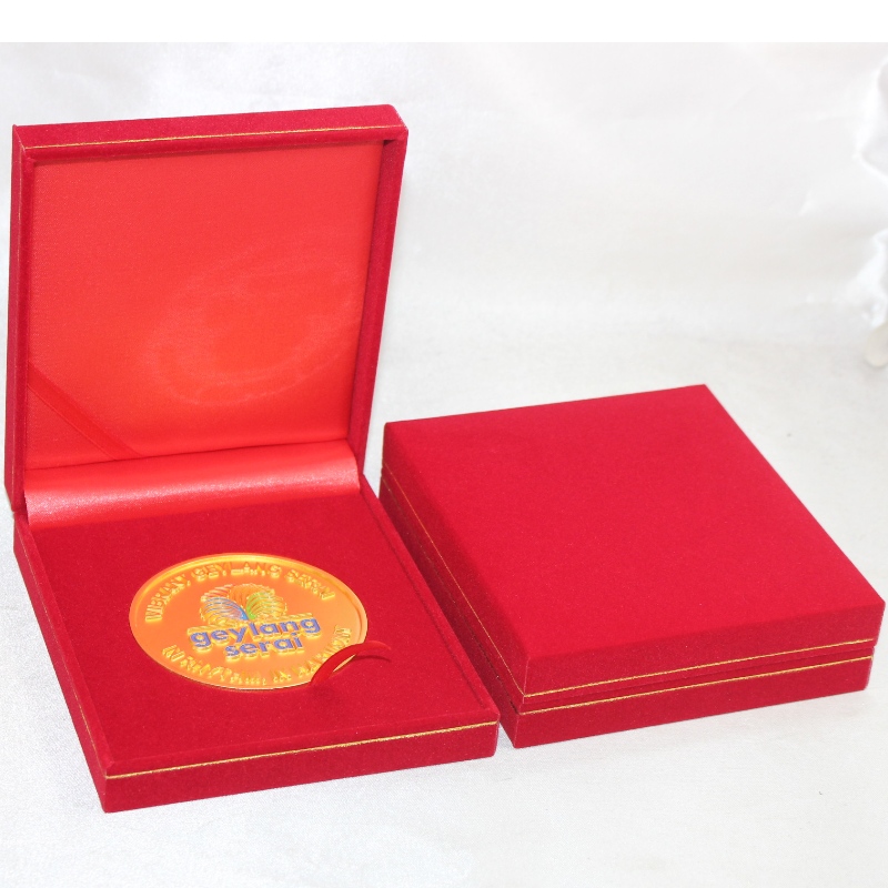 KUS V-19 čtvercová PU kožená krabička na mince 90 * 90 mm, medaili a odznak atd. Mm. 110 x 125 * 33, hmotnost přibližně 140 g