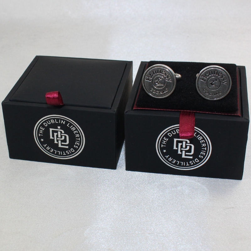 KUS V-20S čtvercová PU kožená krabička pro pár manžetových knoflíčků atd. Mm. 65 * 65 * 38, hmotnost přibližně 62 g