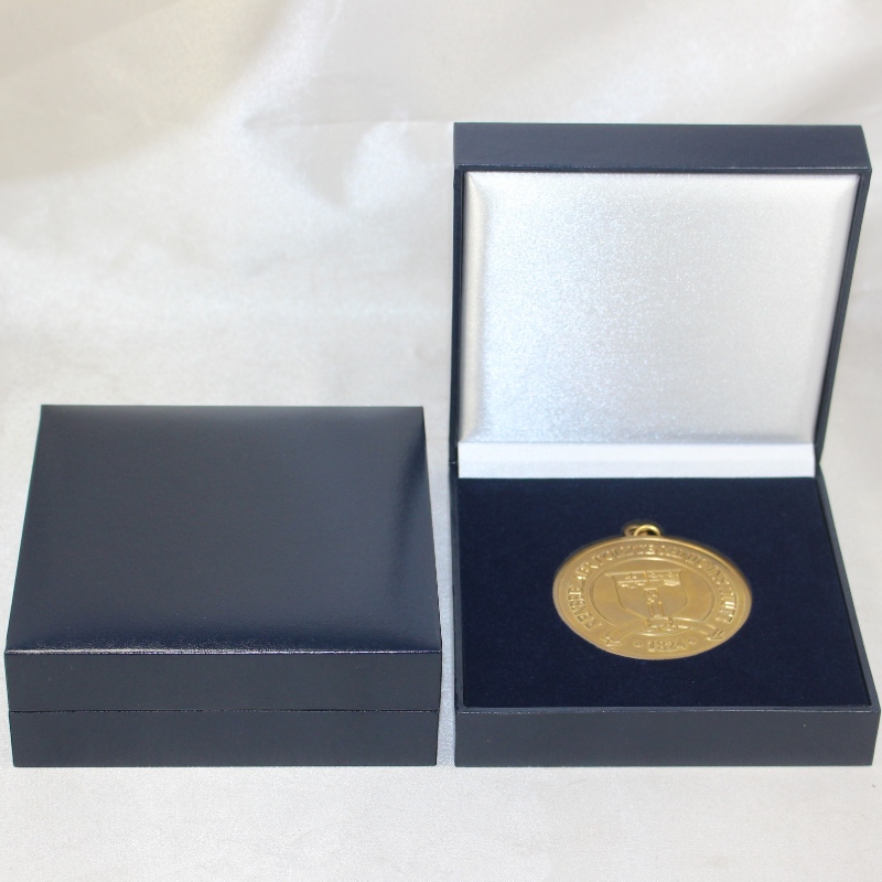 Krabička z umělé kůže čtvercová V-22 na 90 * 90mm mince, odznak, medaili atd. Mm.128 * 128 * 50, hmotnost cca 191g