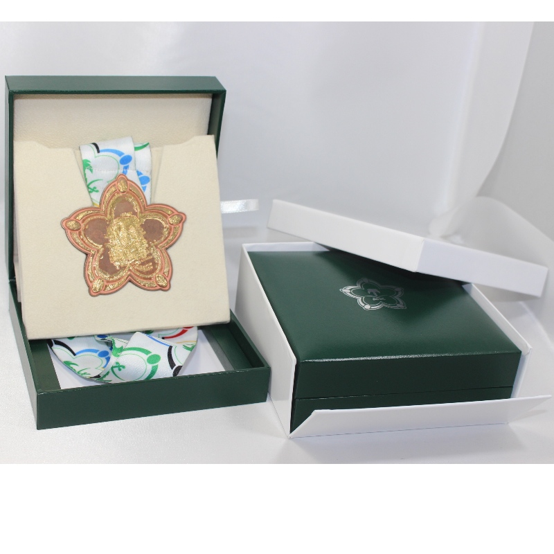 Krabička z umělé kůže čtvercová V-22 na 90 * 90mm mince, odznak, medaili atd. Mm.128 * 128 * 50, hmotnost cca 191g