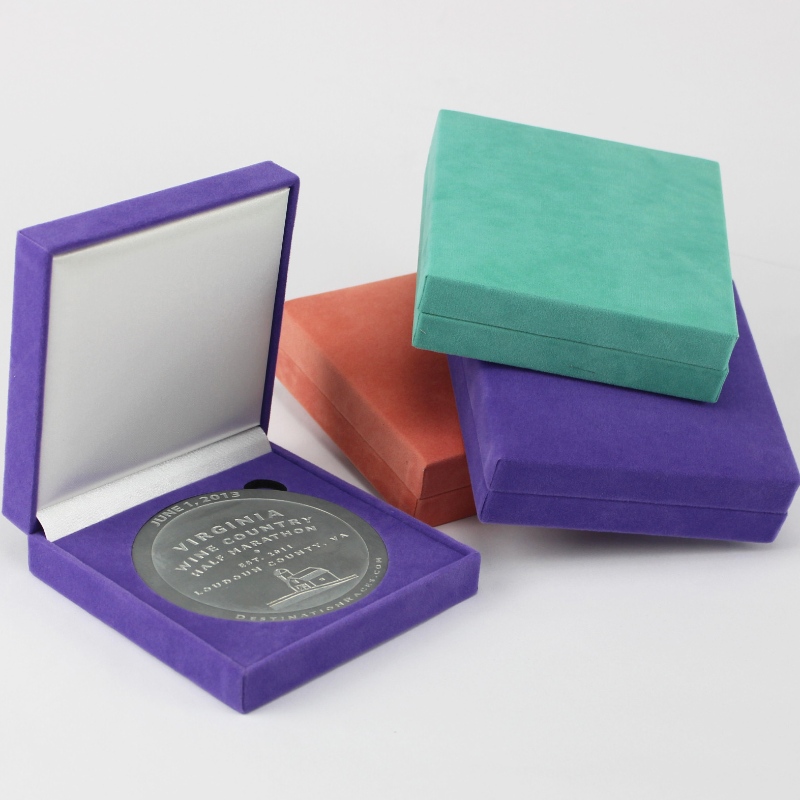 Výrobek V-22S čtvercový flanelový box na mince 90 * 90 mm, odznak ＆ medaile atd. Mm.128 * 128 * 34, hmotnost přibližně 170 g