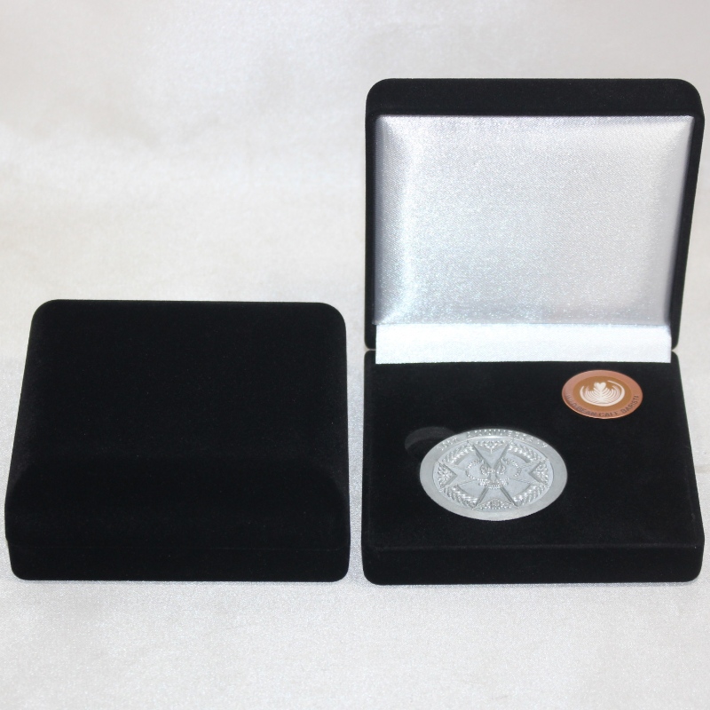 Kus D-33L kulatý sametový box na mince, medaili a odznak, mm. 100 x 100 * 39 mm, hmotnost přibližně 96 g