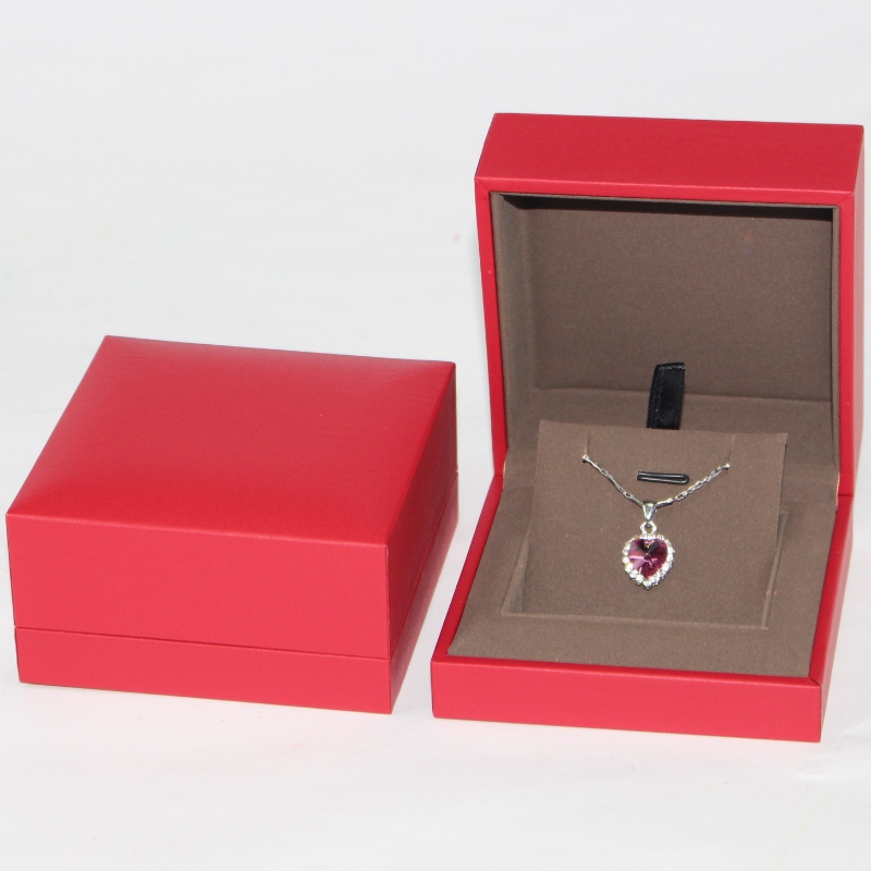 Nádherný šperkovnicový obalový box na zakázku s vysoce kvalitním červeným šperkem, velikost je 90*90*45mm